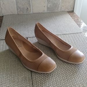 Womens size 8 wedge shoe